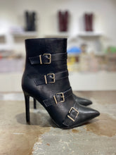 Stivaletti con fibbie e tacco a spillo 021