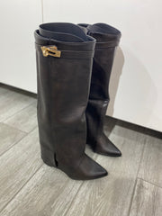 Stivali alti con risvolto e lucchetto 24229