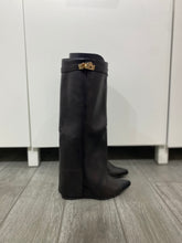 Stivali alti con risvolto e lucchetto 24229