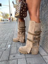 Stivale in camoscio con fibbie 9987