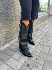 Stivali in ecopelle con fibbie 9978