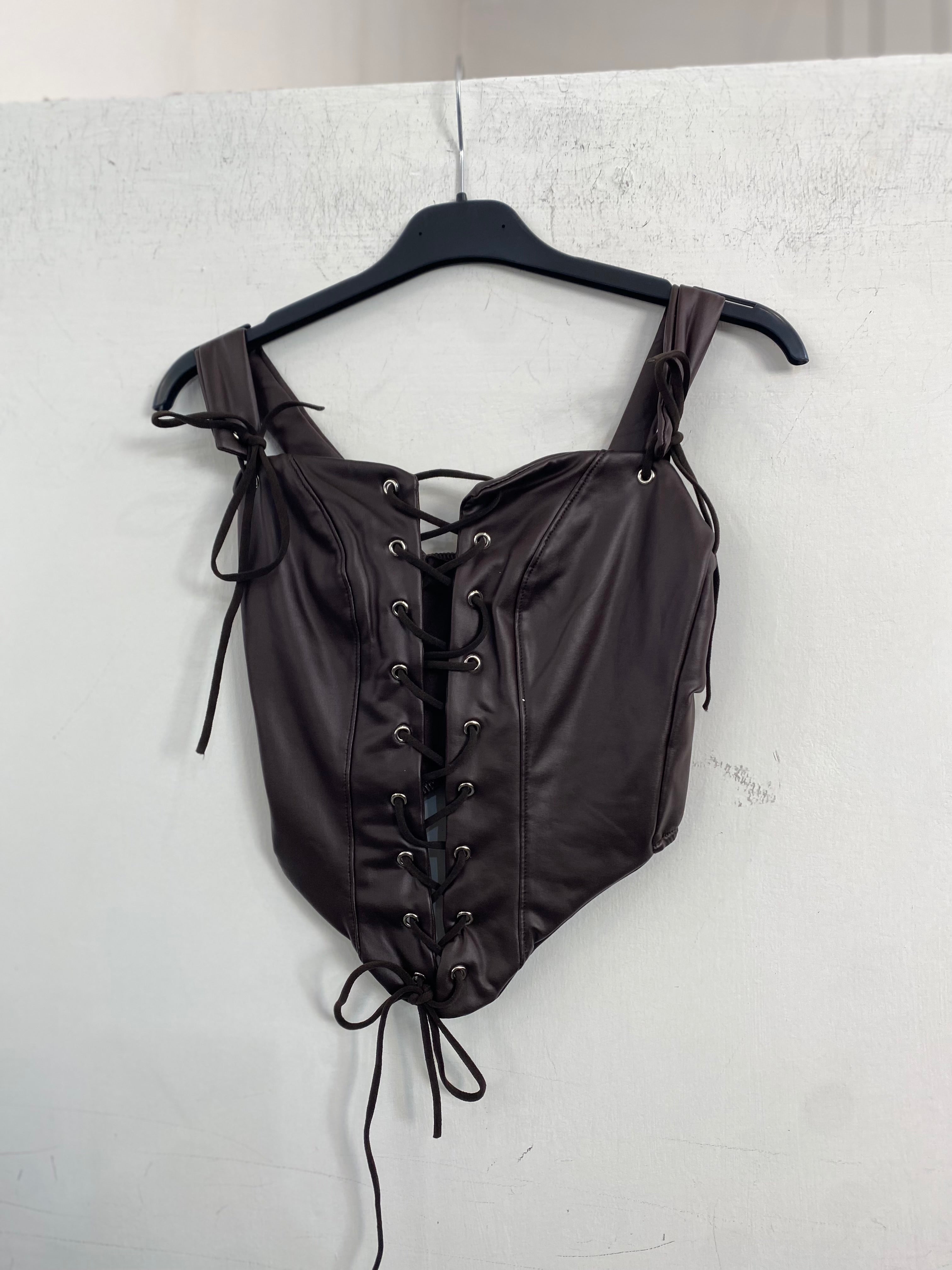 Corpetto con stringhe in ecopelle 19623