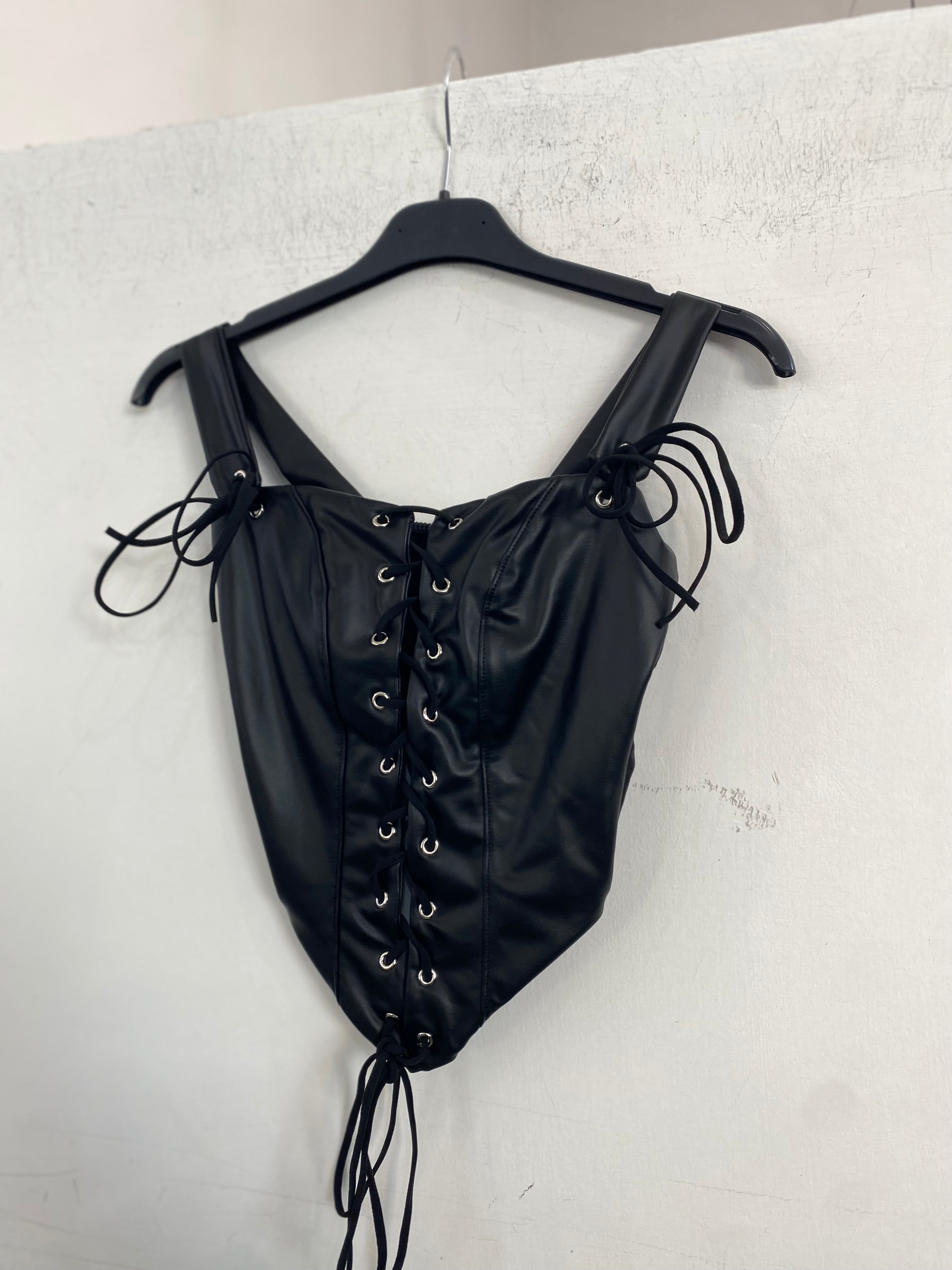 Corpetto con stringhe in ecopelle 19623