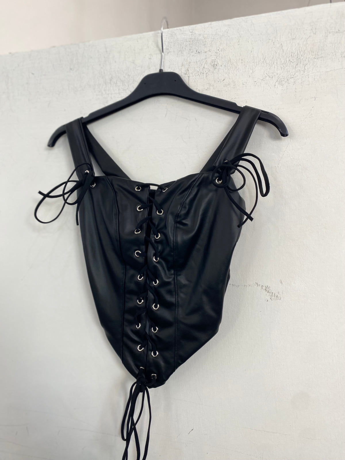 Corpetto con stringhe in ecopelle 19623