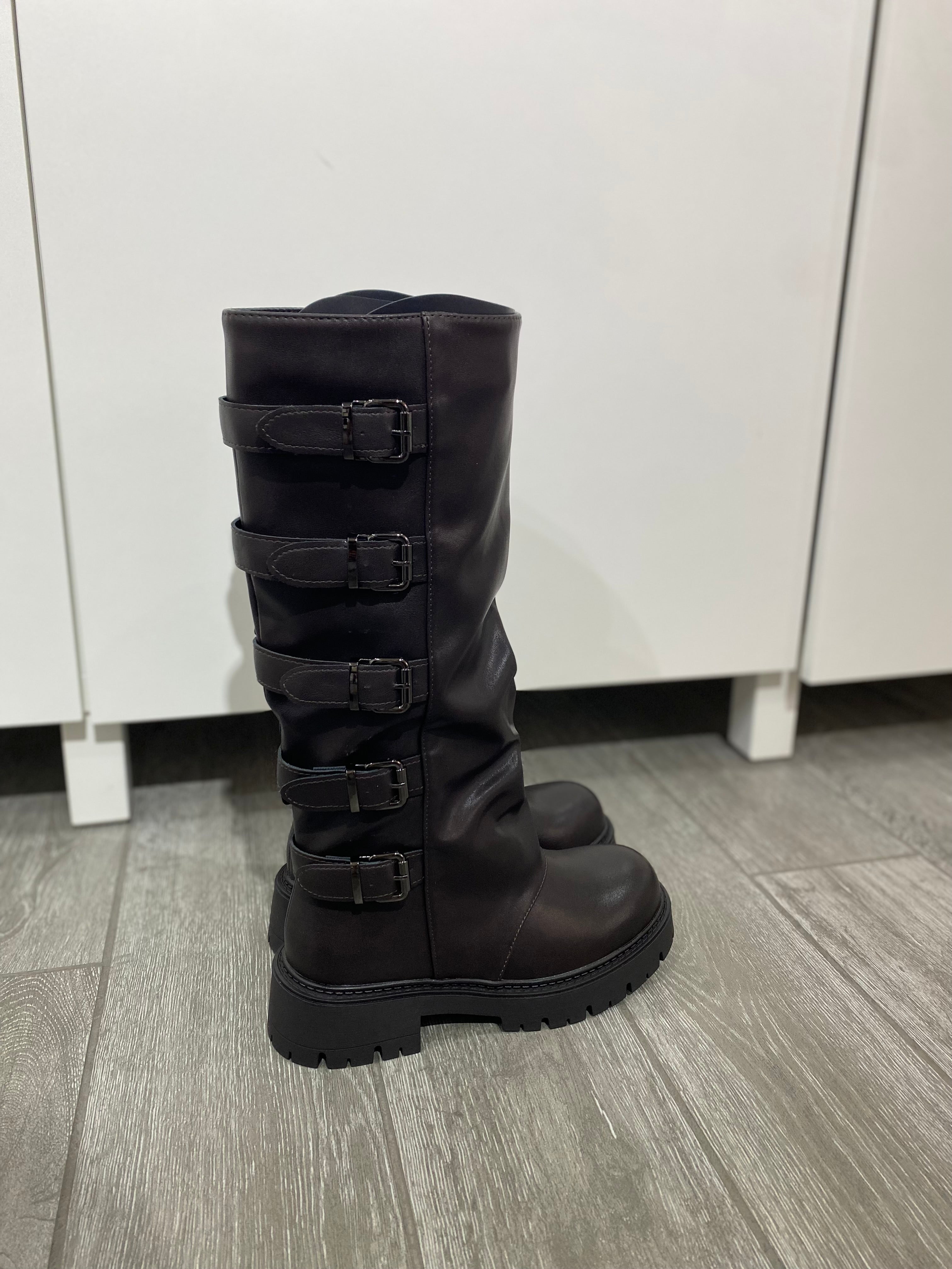 Stivale alto con fibbie 5087