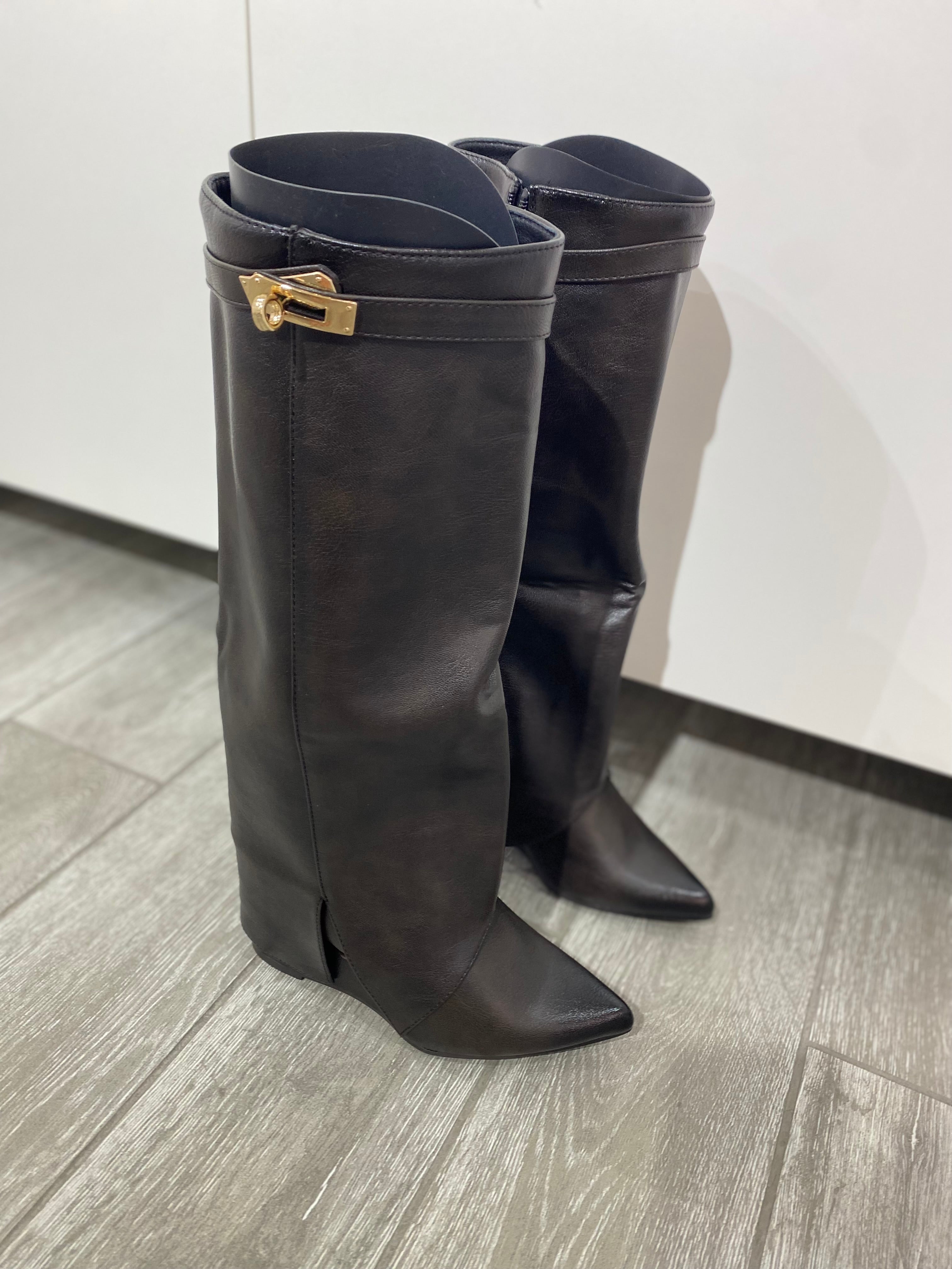 Stivali alti con risvolto e lucchetto 24229