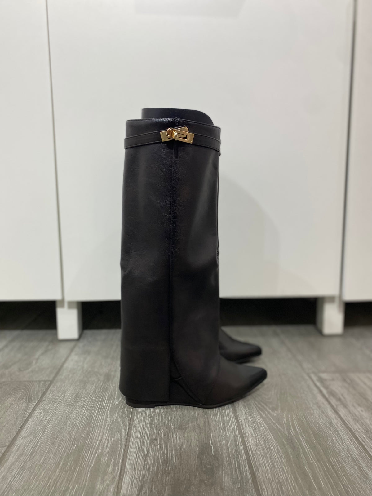 Stivali alti con risvolto e lucchetto 24229