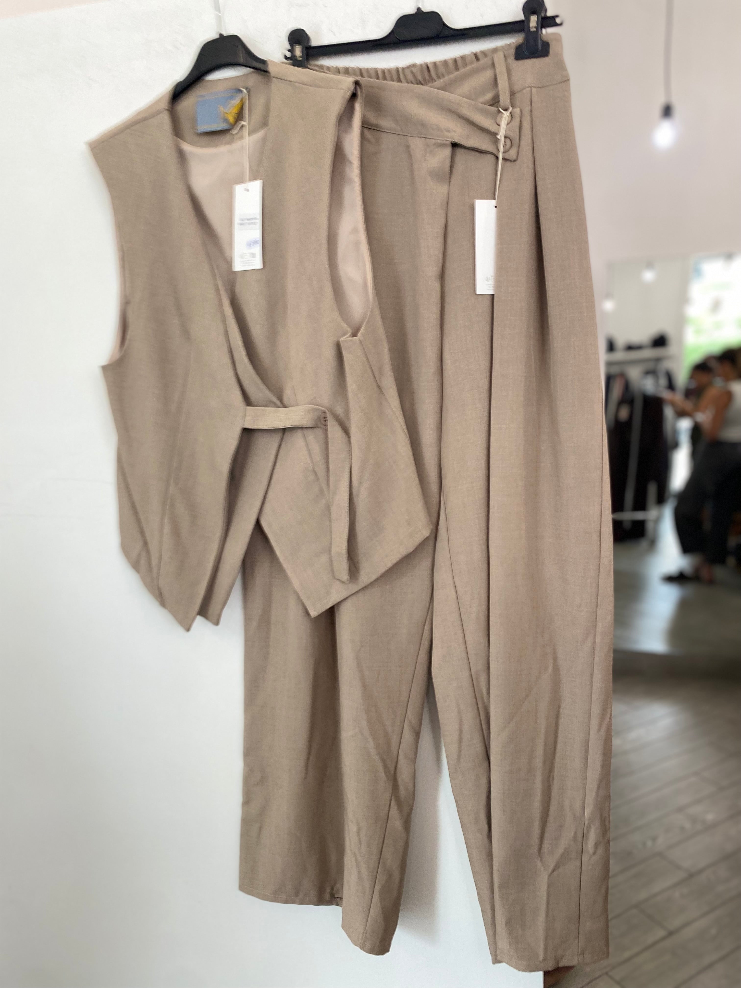 Completo con giacca smanicata 88653