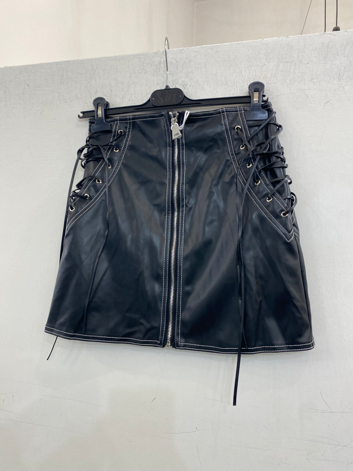Gonna corta in ecopelle con zip 8896