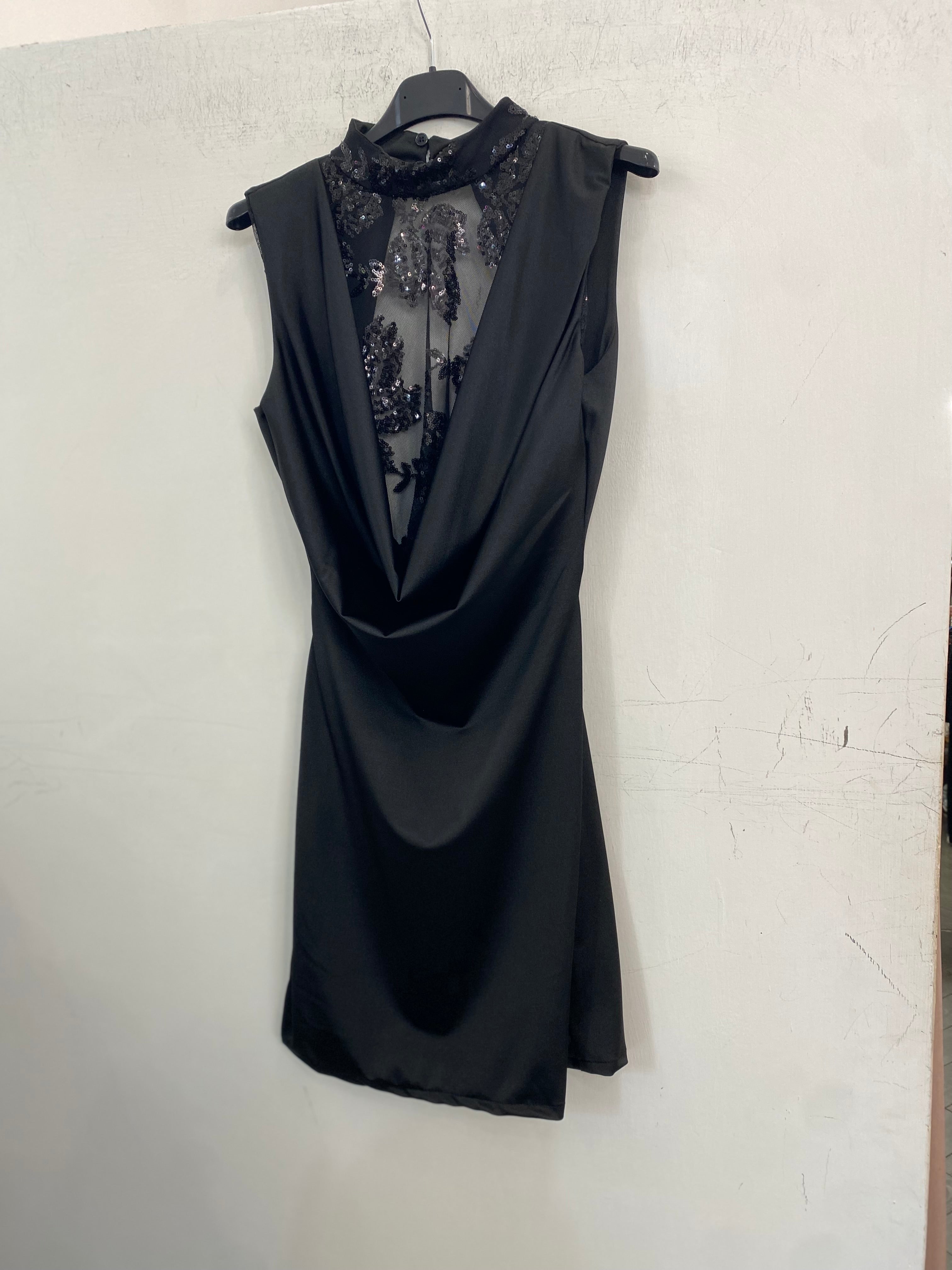 Abito corto scollo profondo 27471